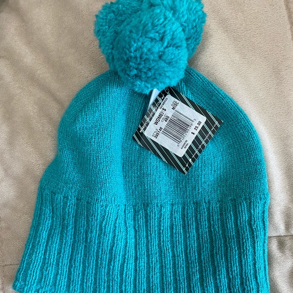 NWT Nike Winter Beanie - Picture 1 of 4